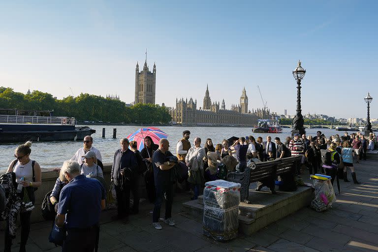 La gente hace cola para presentar sus respetos a la difunta Reina Isabel II, cuyo cuerpo yace en el Westminster Hall de Londres, el miércoles 14 de septiembre de 2022. 