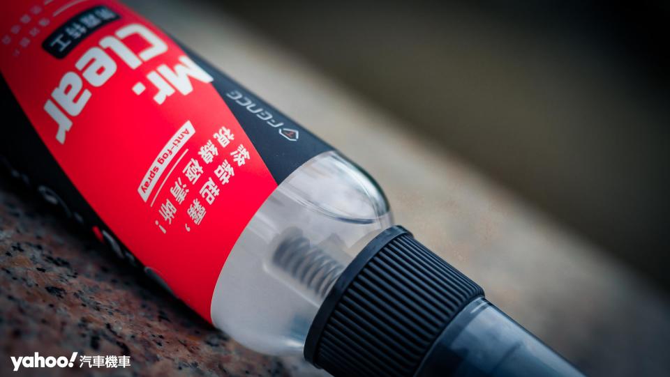 紅色標籤、黑色瓶蓋，不過最近據說因供應鏈缺貨會有部分換成白色瓶蓋。
