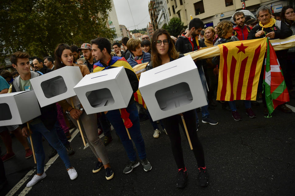 <p>Pro independence supporters carry mock ballot boxes, with an “estelada”, or Catalan pro independence flag, and an “Ikurrina”, or Basque regional flag, right, during a rally in support of the Catalonia’s secession referendum, in Bilbao, northern Spain, Saturday, Sept. 30, 2017. (Photo: Alvaro Barrientos/AP) </p>
