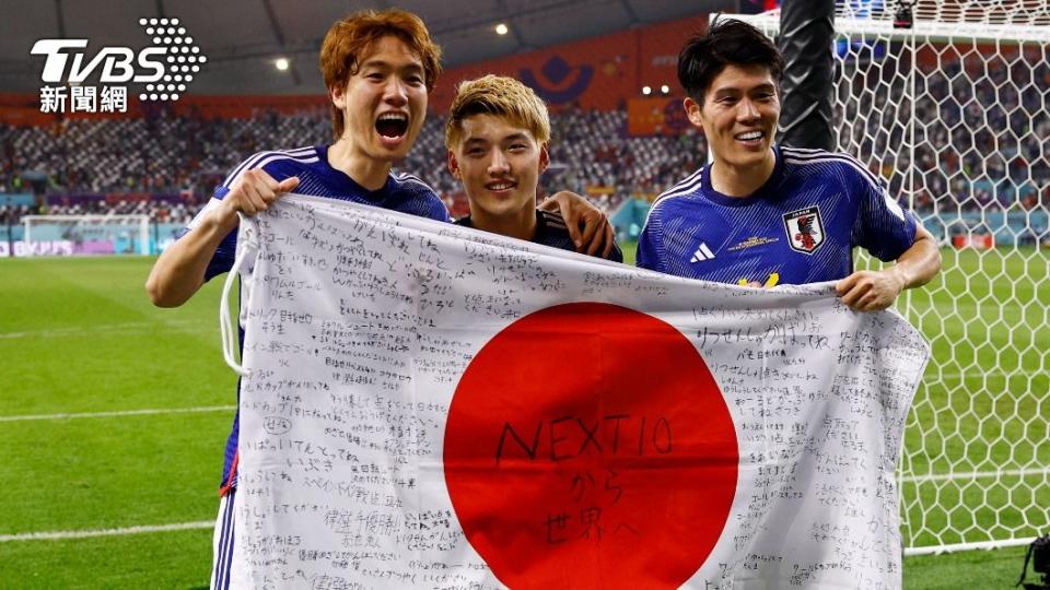 確定以小組第1晉級16強後，開心慶祝的日本球員。（圖／達志影像路透社）