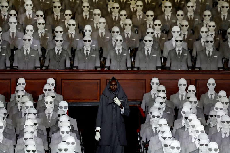 Foto del lunes del desfile de Thom Browne en la Semana de la Alta Costura en París