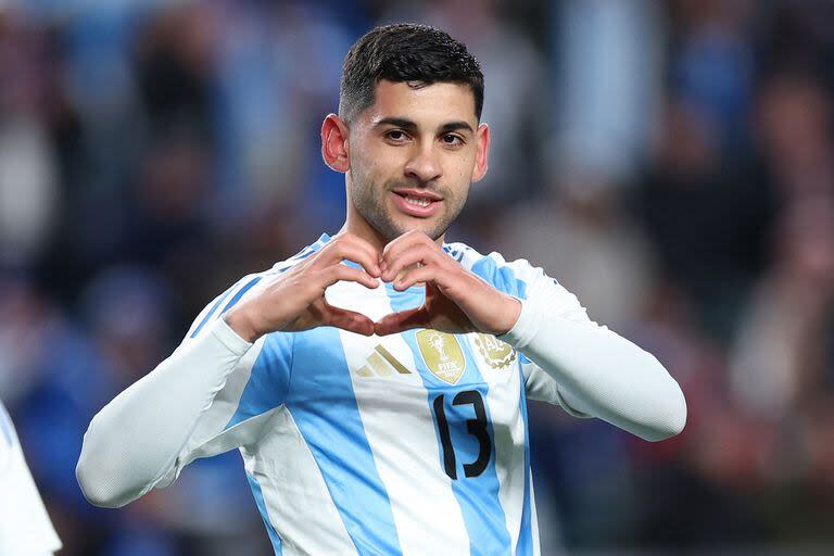 La celebración de Cristian Romero, que abrió el marcador para Argentina frente a El Salvador en el amistoso en Filadelfia.