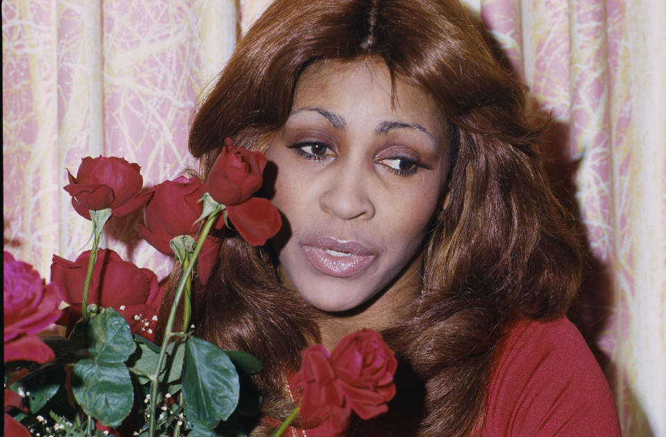 Tina Turner Holding Red Roses (Lynn Goldsmith / VCG via Getty Images)