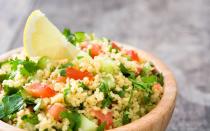 Couscous-Salat geht fix und ist obendrein sehr gesund. Weichen Sie Couscous in heißem Wasser ein. Geben Sie nach der Quellzeit Minze, Salz, Pfeffer und Kreuzkümmel hinzu. Beim Gemüse können Sie kreativ werden, gut passen beispielsweise Gurke oder rote Paprika. Schmecken Sie anschließend die Mischung mit etwas Tomatenmark, Zitronensaft und Hummus ab. (Bild: iStock / etorres69)
