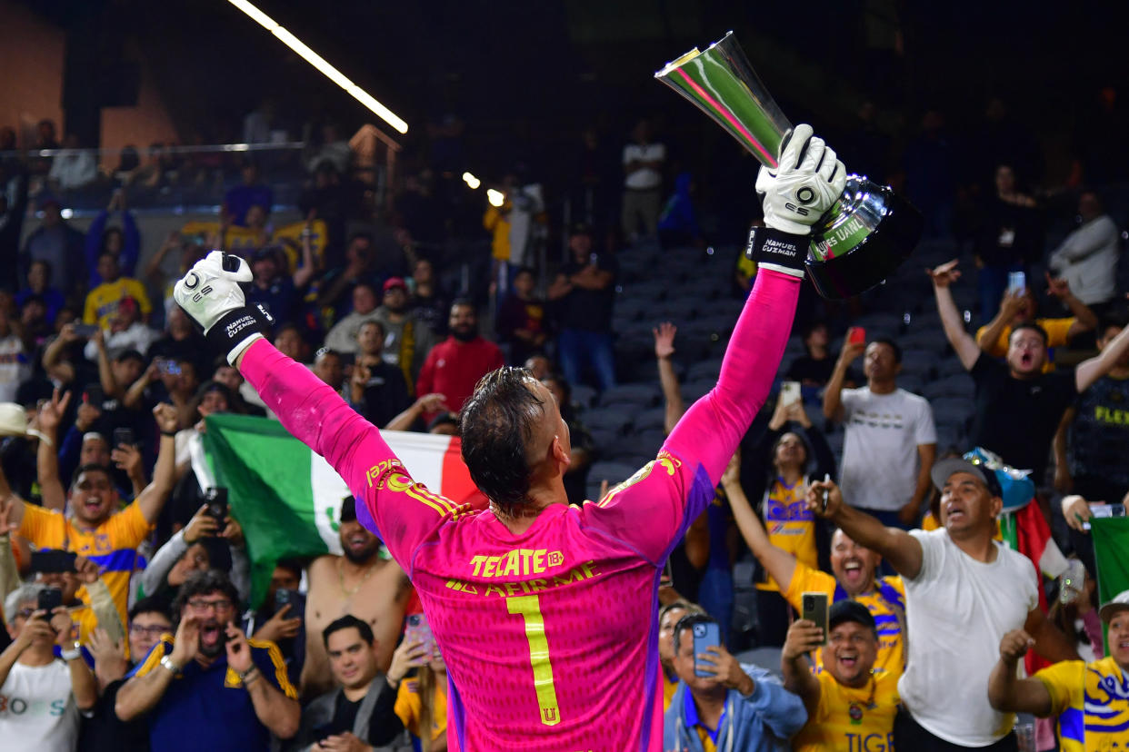 Nahuel Guzmán festejando con el trofeo del Campeones Cup, tras vencer a LAFC en penales. (Gary A. Vasquez-USA TODAY Sports)