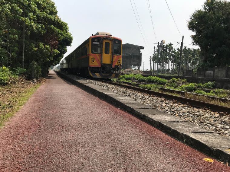 可以追火車的二水自行車道。體育署提供