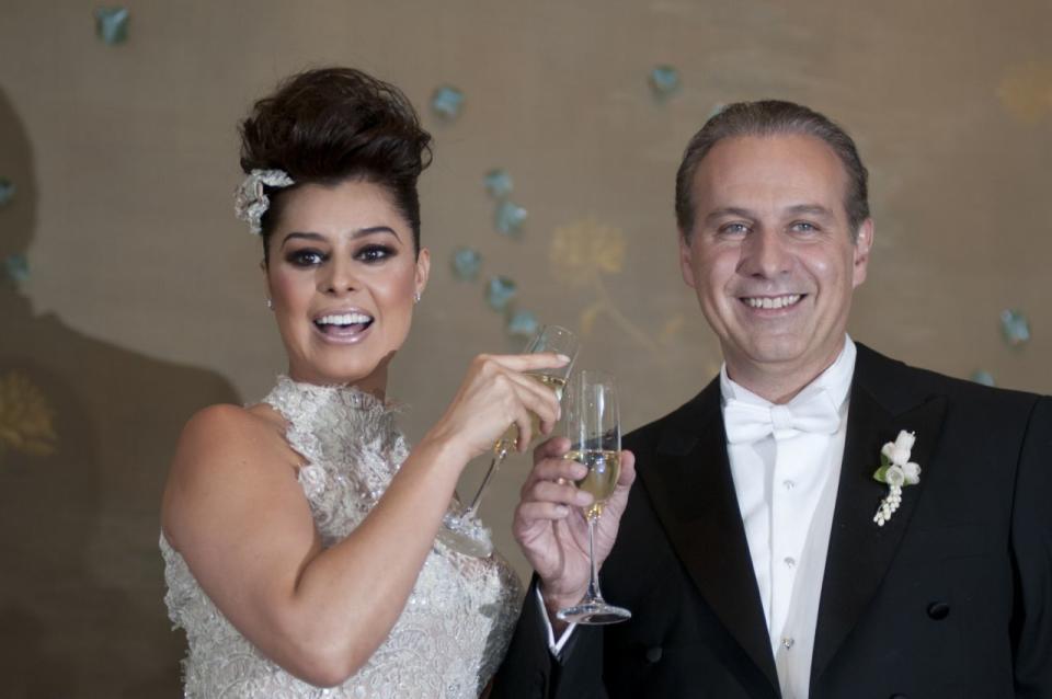 El abogado Juan Collado y la actriz Yadhira Carrillo, cuando anunciaron su boda. FOTO: Francisco Rodríguez /Cuartoscuro.com
