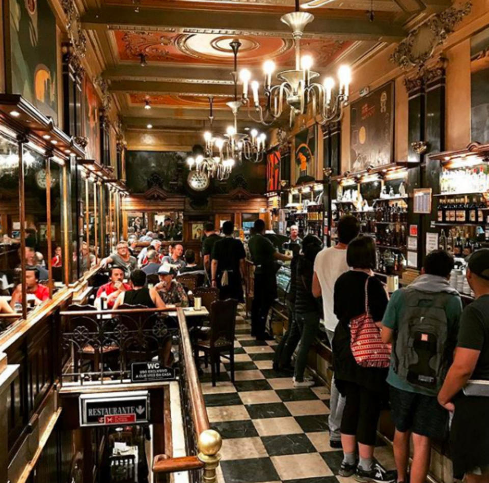 <p>Este café inaugurado en 1905 es otra de las paradas obligatorias de Lisboa. El escritor Fernando Pessoa era uno de sus clientes más famosos. (Foto: Instagram / <a rel="nofollow noopener" href="https://www.instagram.com/stephanearoundtheworld/" target="_blank" data-ylk="slk:@stephanearoundtheworld;elm:context_link;itc:0;sec:content-canvas" class="link ">@stephanearoundtheworld</a>). </p>