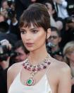 <p>Looking eerily like Bella Hadid at last year's Cannes Film Festival, Emily Ratajkowski debuted a brand new fringe for the red carpet. </p>