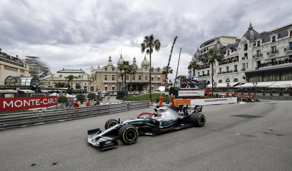 ARCHIVO - En imagen de archivo del domingo 26 de mayo de 2019, el piloto británico Lewis Hamilton, de la escudería Mercedes, corre durante el Gran Premio de Mónaco de la Fórmula Uno, en Mónaco. (AP Foto/Luca Bruno, archivo)
