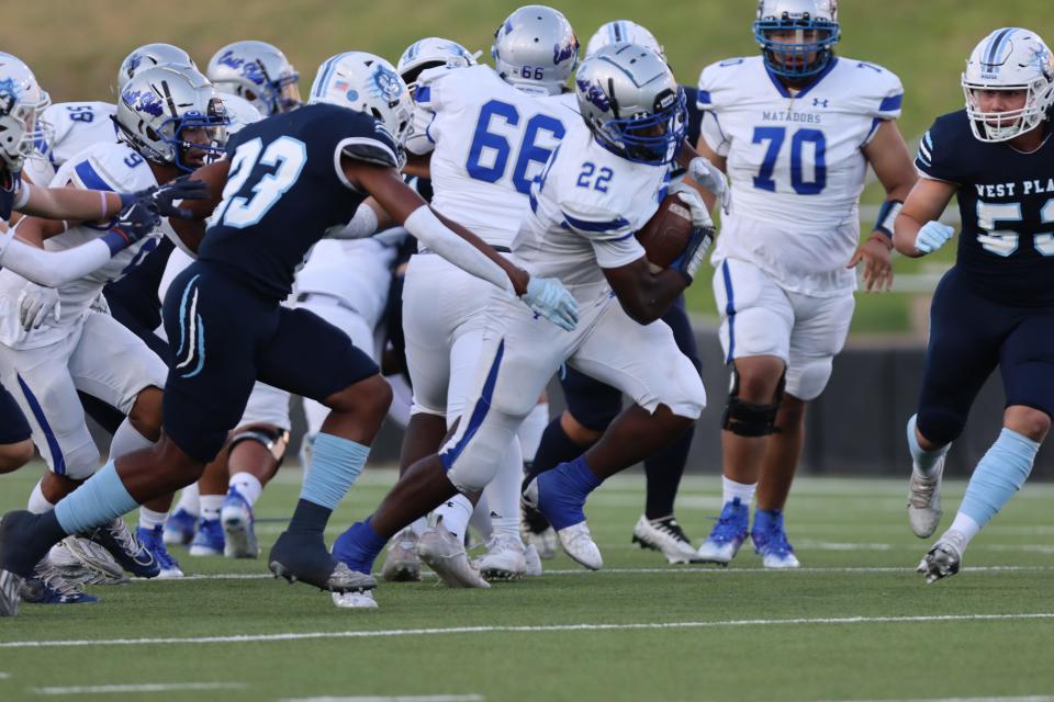 Estacado's Bobby Ross (22) runs with the ball against West Plains, Thursday, Sept. 22, 2022, at Happy State Bank Stadium in Canyon. West Plains won, 35-14.