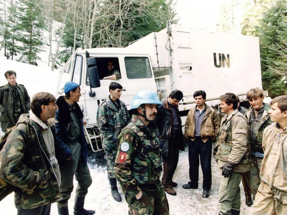 Dutch soldiers of a Dutchbat convoy chatting with Bosnian fighters in Vares, Bosnia, in March 1994 (AFP/Getty)