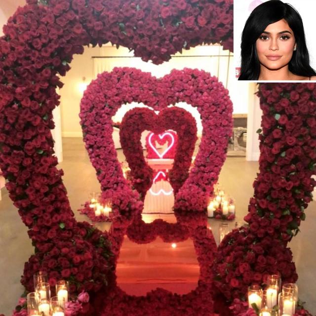 Kylie Jenner: Pink Dress, Heart Earrings