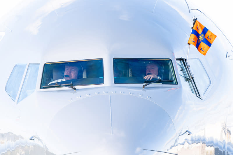 El rey Guillermo, a bordo de un avión