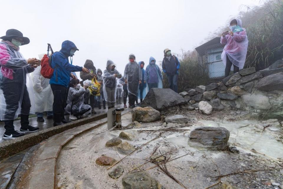 中華民國自然步道協會的導覽老師詼諧生動的介紹小油坑火山噴氣孔及特殊地形。（北市觀傳局提供）