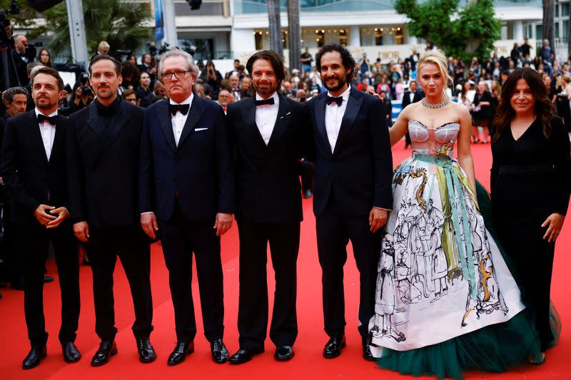 El director Ali Abbasi, los productores Amy Baer, Daniel Bekerman y Jacob Jarek, y los miembros del reparto Maria Bakalova, Sebastian Stan y Martin Donovan en la alfombra roja durante la llegada a la proyección de la película «The Apprentice» en el 77º Festival de Cine de Cannes en Cannes, Francia