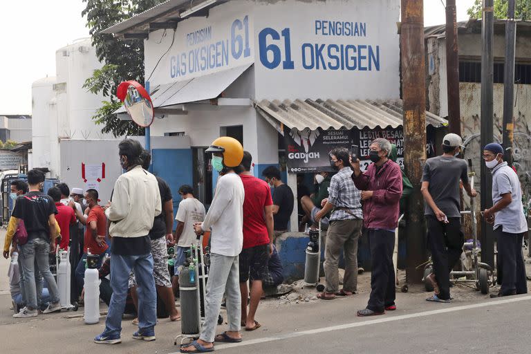 Una cola de gente esperando para llenar sus tanques de oxígeno en Yakarta, Indonesia