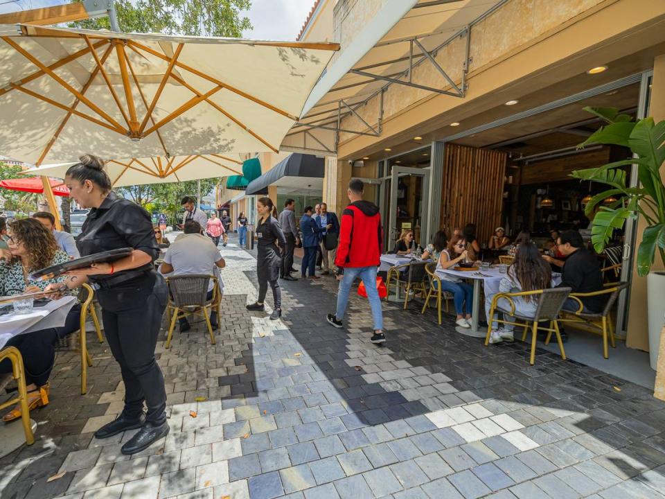 La Pata Gorda también tiene mesas al aire libre en Miracle Mile, en Coral Gables.