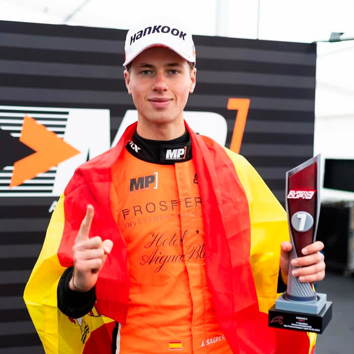 Su hijo con el trofeo en la mano