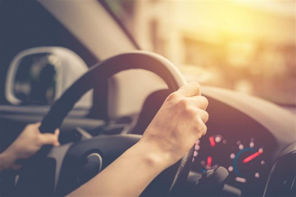 車子儀表板上亮起水龍頭燈號，眾網友急勸原PO快停車。（示意圖／Shutterstock）