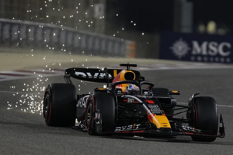 Max Verstappen en acción, a bordo de su Red Bull, durante la clasificación del Gran Premio de Bahrein