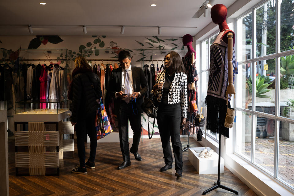 Clientes en la tienda St. Dom Bogotá, donde existe una gran variedad de ropa y accesorios, en Bogotá, Colombia, el 16 de noviembre de 2022. (Nathalia Angarita/The New York Times)