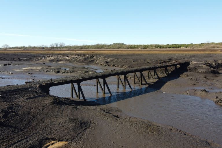 Vista aérea que muestra un puente que emergió del embalse Paso Severino en medio de una grave sequía en Florida, Uruguay, el 28 de junio de 2023. 