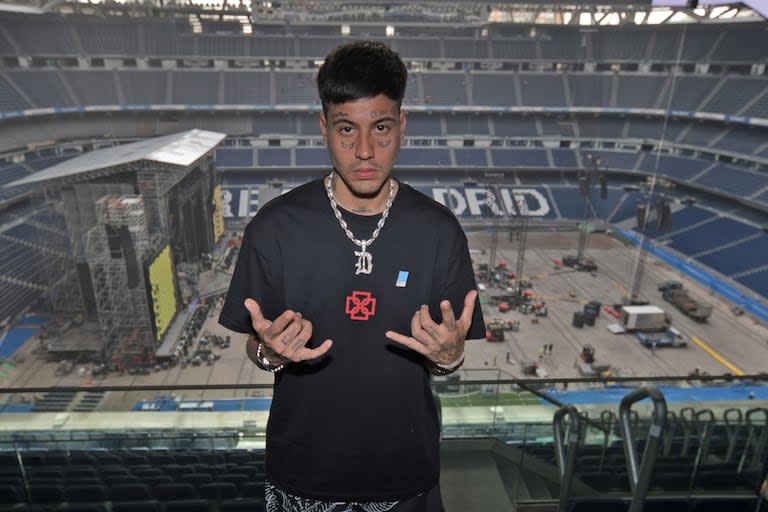 Duki, mientras se realizaba el armado del escenario, para su show en el estadio Santiago Bernabéu