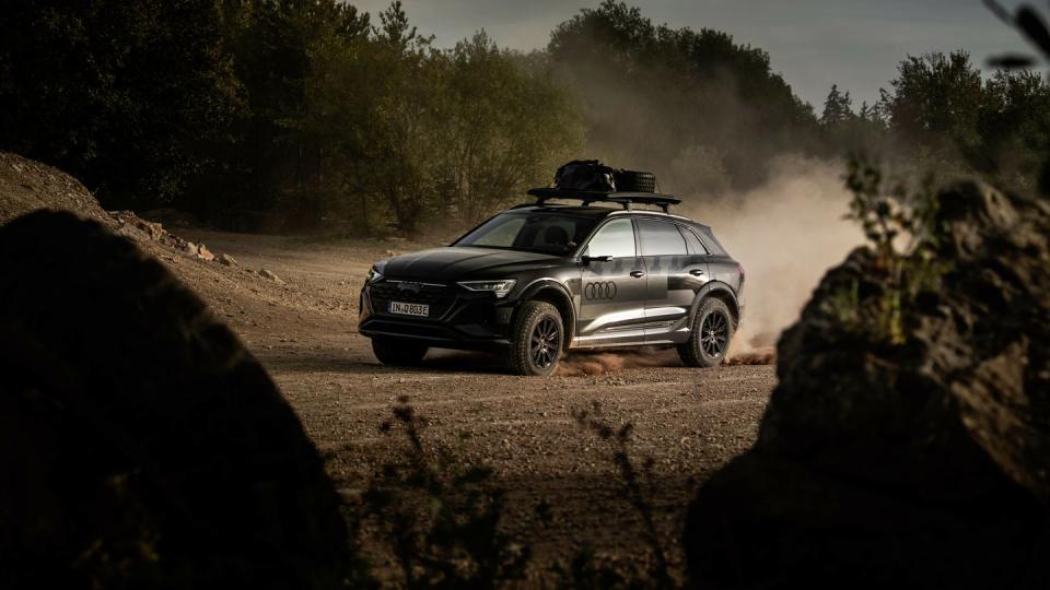 audi q8 e tron edition dakar on dirt