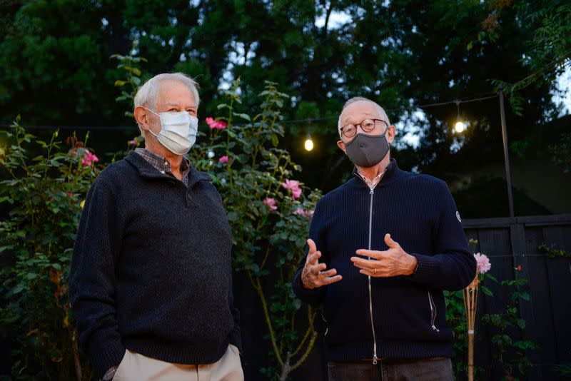 Los profesores Robert B. Wilson y Paul R. Milgrom de la Universidad de Stanford discuten tras ganar el Premio Nobel de Economía 2020, en Stanford, California, EEUU