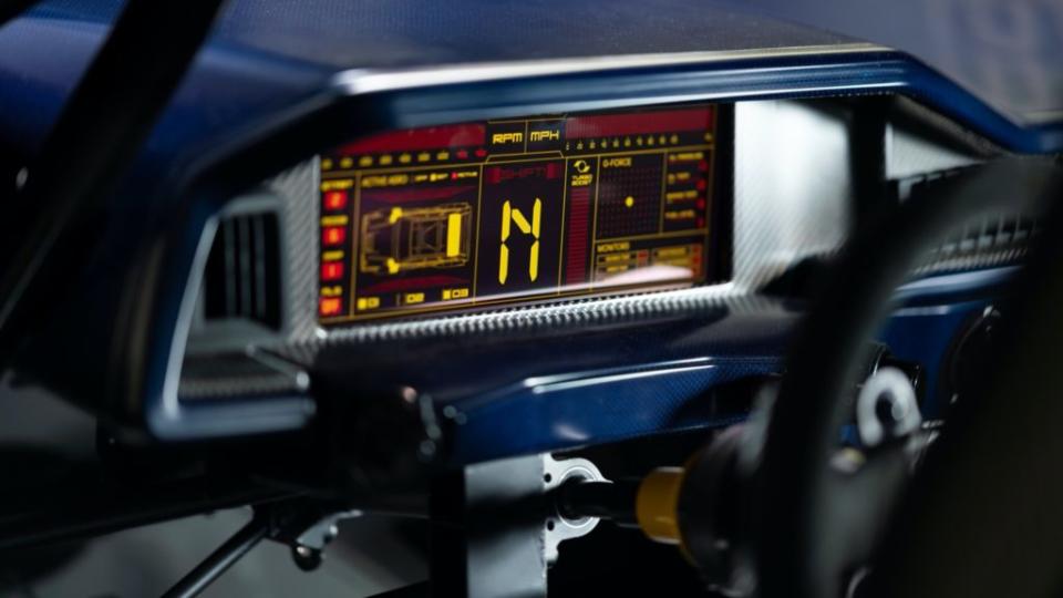 賽車團隊在車上的12吋數位儀表板中置入復古像素風格介面，看起來就像是復古電玩一般。(圖片來源/ Hoonigan)