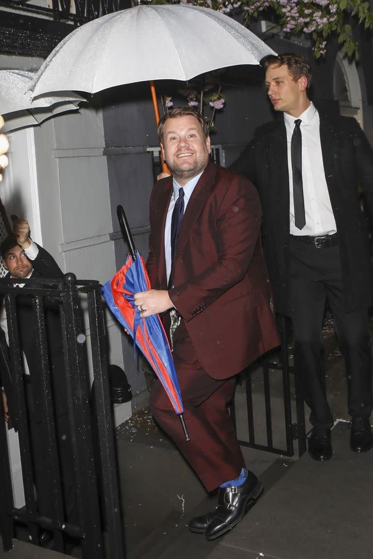 James Corden viajó a Nueva York  junto a su esposa Julia Carey para asistir a la gala y lució un moderno traje color bordó  