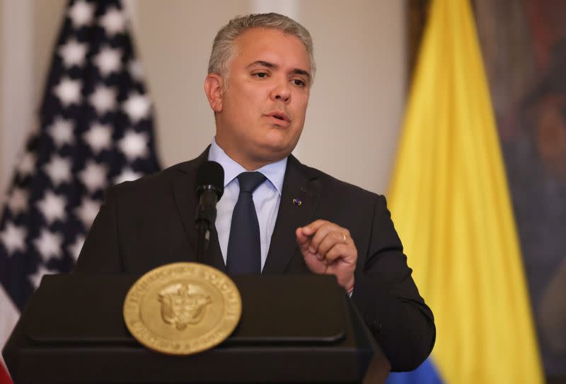 El presidente de Colombia, Iván Duque, ofrece una declaración a periodistas durante la visita del secretario de Estado estadounidense, Antony Blinken, en Bogotá