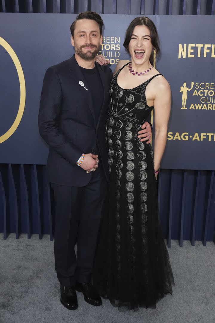 La pareja compuesta por Kieran Culkin y Jazz Charton volvió a demostrar su amor en una ceremonia de premios. También su buen gusto para la moda: él llevó un traje de Dior mientras que ella acompañó con un vestido negro largo de escote redondo con bordados plateados