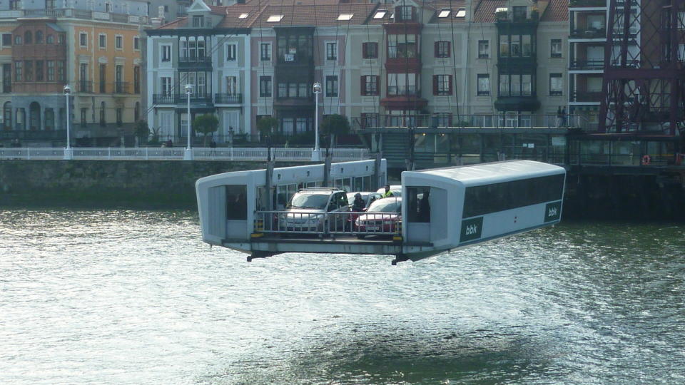 圖／在高空中彷彿懸掛一個吊籃，緩緩地把人車傳輸過去，由於橋樑的高度夠高，當人車在上方運輸時，並不會影響下方船隻通過。