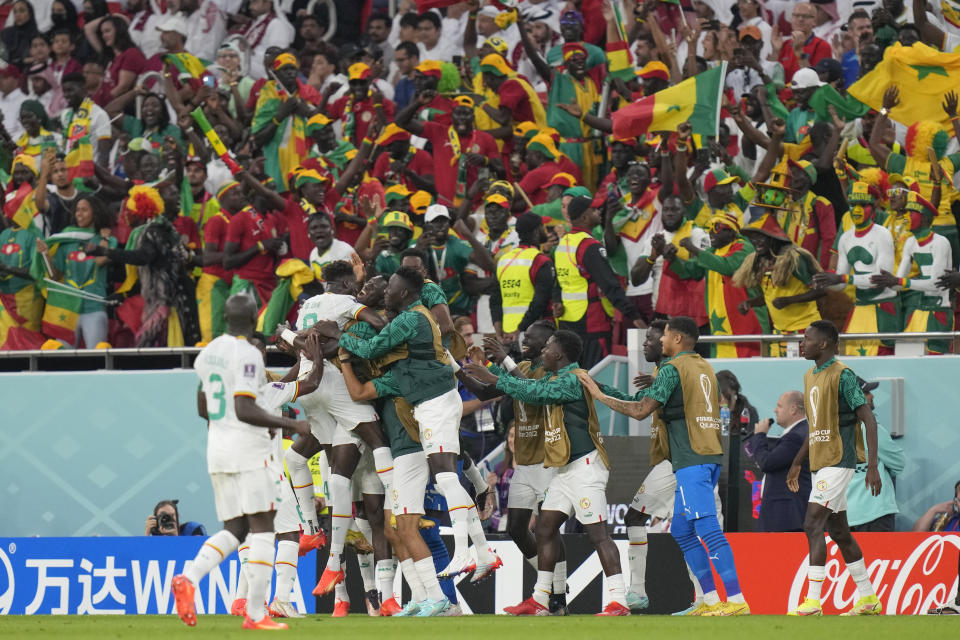 Los jugadores de Senegal celebran el primer gol, obra de Boulaye Dia, en la victoria 3-1 ante Qatar en el partido del Grupo A del Mundial, el viernes 25 de noviembre de 2022, en Doha. (AP Foto/Darko Bandic)