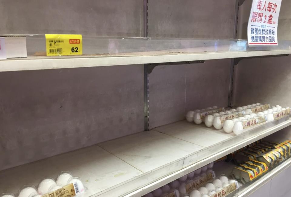 雞蛋產能持續落在低點，零售通路最平價洗選雞蛋補充量有限，業者貼上每人限購2盒告示。（消費者提供）