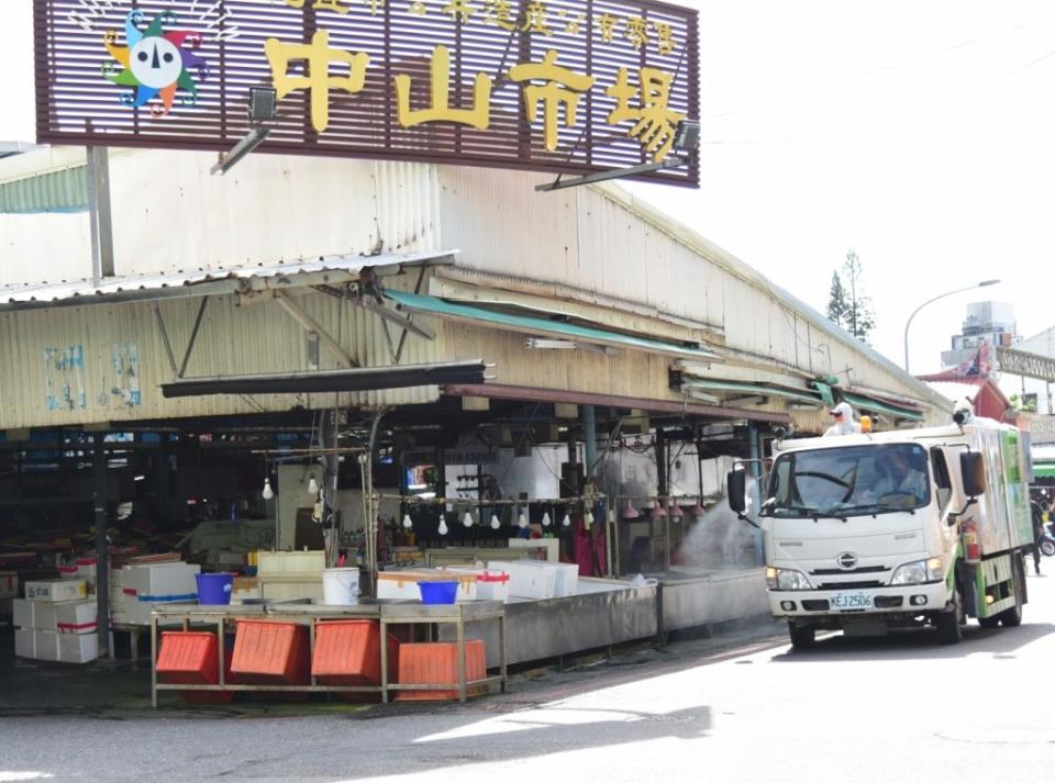 花蓮市公所昨天針對各傳統市場執行預防性大清消。(記者林有清攝)