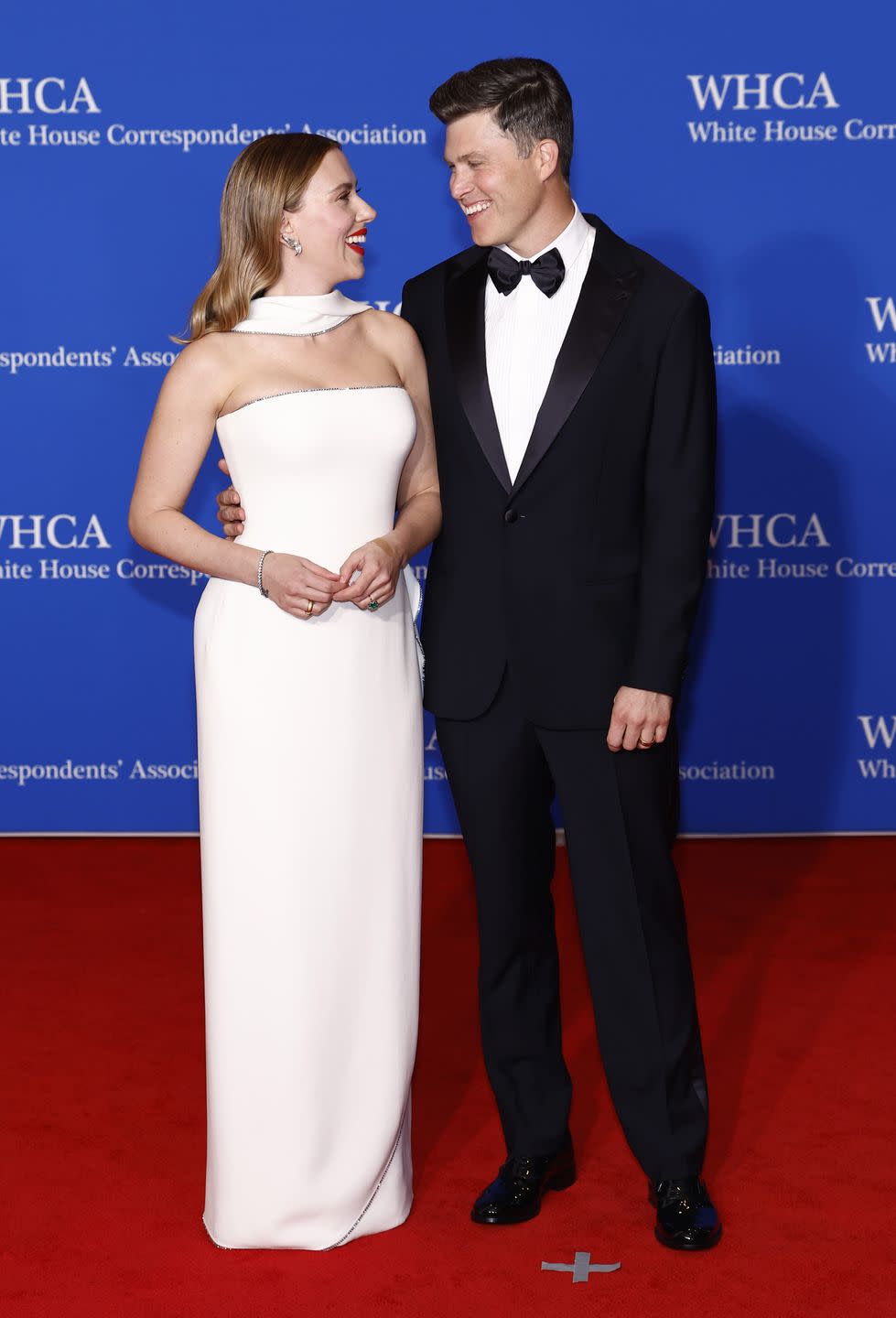 washington, dc april 27 scarlett johansson and colin jost attend the 2024 white house correspondents dinner at the washington hilton on april 27, 2024 in washington, dc photo by paul morigigetty images