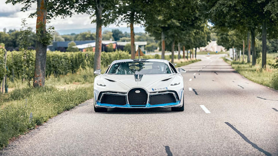 幾乎每一部Bugatti在離開Molsheim 工廠錢都會被Jenny開過，搶在車主之前，他能率先體驗這每一部手工製作的天王級座駕！（圖片來源/ Bugatti）