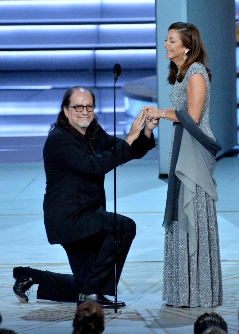 以《奧斯卡頒獎典禮》拿下最佳綜藝節目導演的葛倫維斯，立刻在台上向女友求婚，贏得全場來賓喝采。（東方IC）