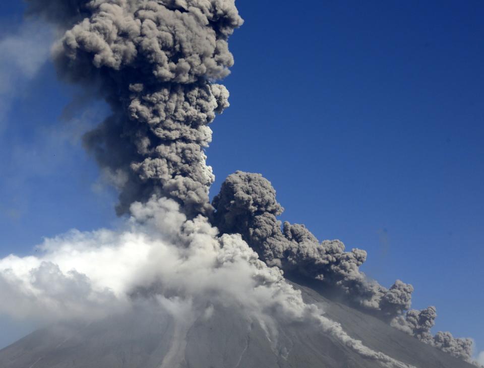 <p>FRM08. DARAGA (FILIPINAS), 23/01/2018. Vista del volcán Mayon mientras entra en erupción hoy, martes 23 de enero de 2018, en la ciudad de Daraga, provincia de Albay (Filipinas). El Instituto Filipino de Vulcanología y Sismología (PHIVOLCS) elevó el 22 de enero el nivel de alerta para el volcán Mayon en medio de temores de una erupción mayor en las próximas horas o días. “Más de 26,000 personas han sido evacuadas a refugios en el área. La zona de peligro se extiende a un radio de 8 kilómetros desde el respiradero de la cumbre. Se recomienda encarecidamente al público que esté atento y desista de ingresar a esta zona de peligro”, agregó el PHIVOLCS. EFE/FRANCIS R. MALASIG </p>