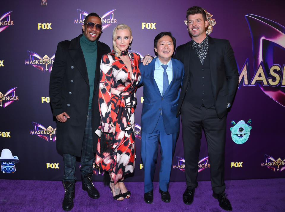 Nick Cannon (l.) moderierte die Sendung in den USA, Jenny McCarthy, Ken Jeong and Robin Thicke (r.) gehörten zur Jury. (Bild: LISA O’CONNOR/AFP/Getty Images)