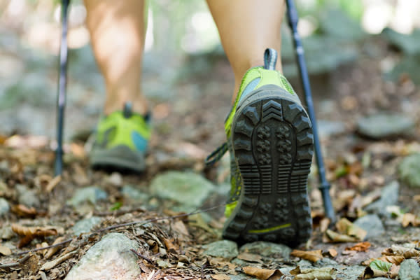 Wandern im Schnellschritt: Wem eine gemütliche Bergtour viel zu langweilig ist, sollte vielleicht einfach mal ein paar Gänge höher schalten. Beim Speed-Hiking geht’s blitzschnell dem Gipfel entgegen. Die Outdoor-Sportart sorgt nicht nur für stramme Wadeln und eine super Ausdauer. Die eingesetzten Wanderstöcke trainieren auch den Oberkörper. So wird aus dem hart antrainierten Sixpack garantiert kein Waschbärbauch. Also, Rucksack schnüren und ab in die Berge, aber dalli! (Bild: thinkstock)