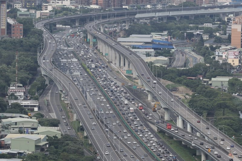 端午連假收假日，國1北上林口泰山段，下午車流量變大。（中央社）