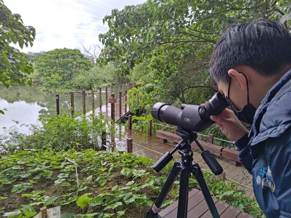 《圖說》透過高倍望遠鏡更深入的觀察濕地生態。〈環保局提供〉