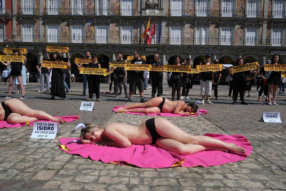 Antitaurinos protestan semidesnudos en Madrid contra las corridas de toros