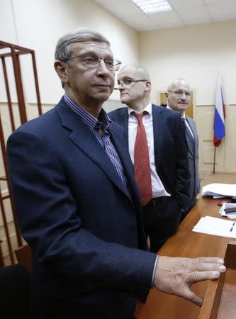 Chairman of the Sistema business conglomerate Vladimir Yevtushenkov (L) attends a court hearing in Moscow, November 14, 2014. REUTERS/Sergei Karpukhin