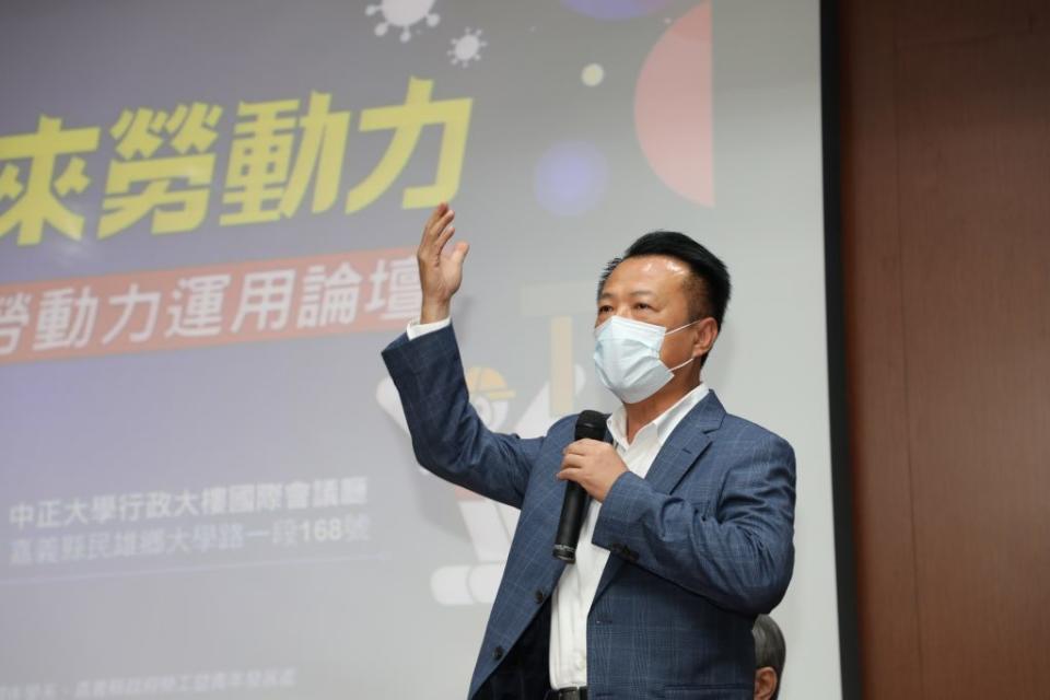 《遠見雜誌》縣市長施政滿意度調查結果出爐，嘉義縣長翁章梁榮獲五星首長殊榮。（記者張誼攝）