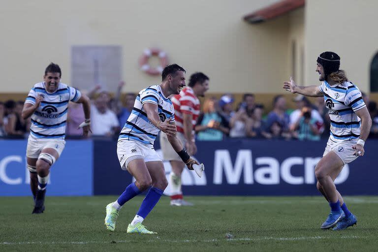 Joaquín Lamas acaba de convertir el penal definitorio y Carlos Pirán es el primero a mano para abrazarse; San Isidro Club es campeón de liga por 27ª, gracias a un sufrido 15-12 sobre Alumni en la final del Top 12 de URBA.